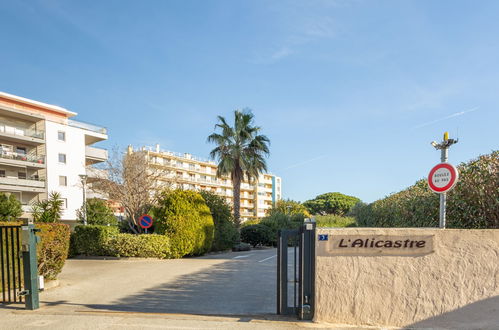 Foto 17 - Apartamento en Le Lavandou con terraza y vistas al mar