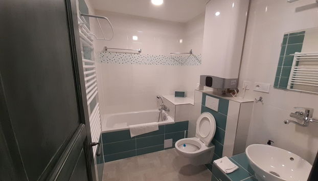 Apartamento de 1 quarto em Desná com jardim e banheira de hidromassagem - Foto 5