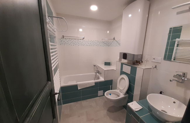 Apartamento de 1 quarto em Desná com jardim e banheira de hidromassagem - Foto 5