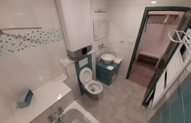Apartamento de 1 quarto em Desná com jardim e banheira de hidromassagem - Foto 6