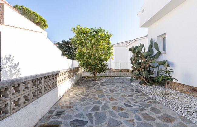6 bedroom House in Castelló d'Empúries with private pool and garden - Photo 33