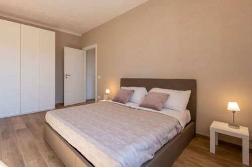 Foto 14 - Apartment mit 1 Schlafzimmer in Calosso mit schwimmbad und garten