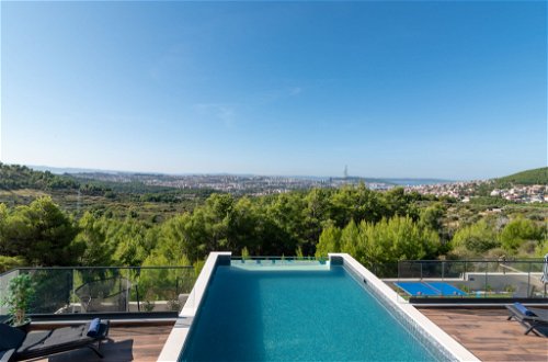 Foto 4 - Casa con 5 camere da letto a Klis con piscina privata e vista mare