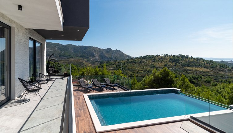 Foto 1 - Casa con 5 camere da letto a Klis con piscina privata e vista mare