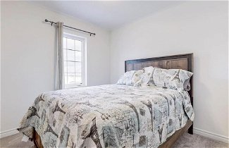 Photo 2 - Elegant 3-bedroom House - Bowmanville