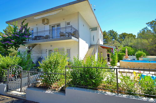 Foto 9 - Casa de 3 habitaciones en Sibenik con piscina privada y jardín