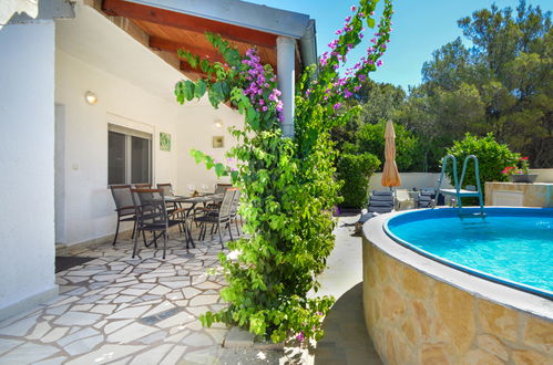 Photo 1 - Maison de 3 chambres à Sibenik avec piscine privée et vues à la mer