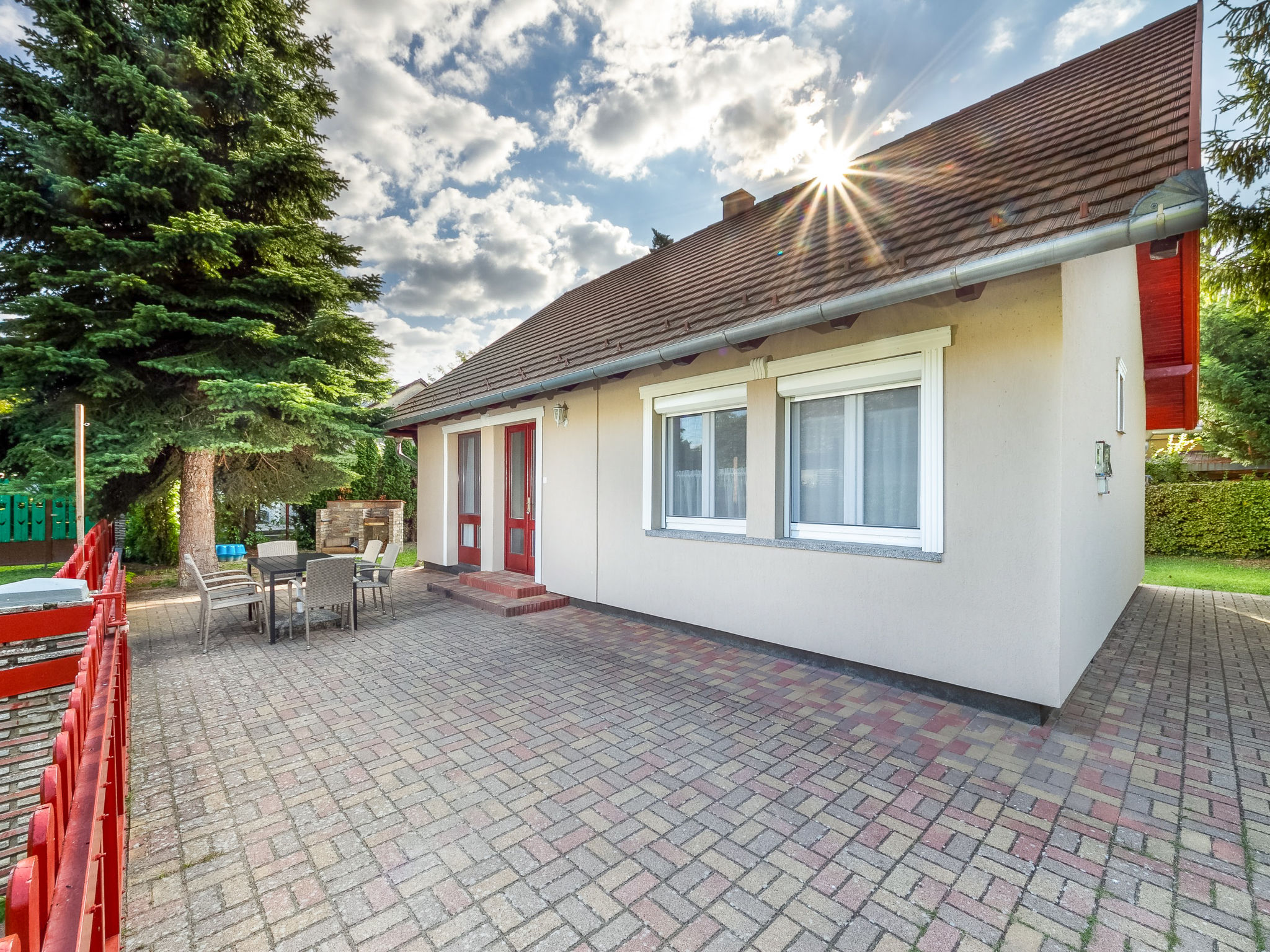 Foto 1 - Casa con 3 camere da letto a Balatonmáriafürdő con giardino e terrazza