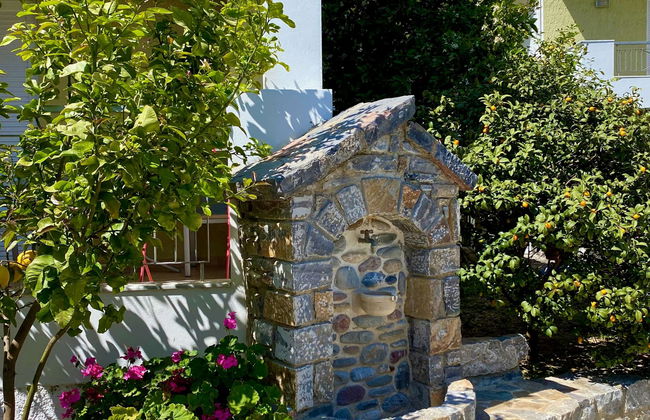 Manolis Apartments - Photo 2