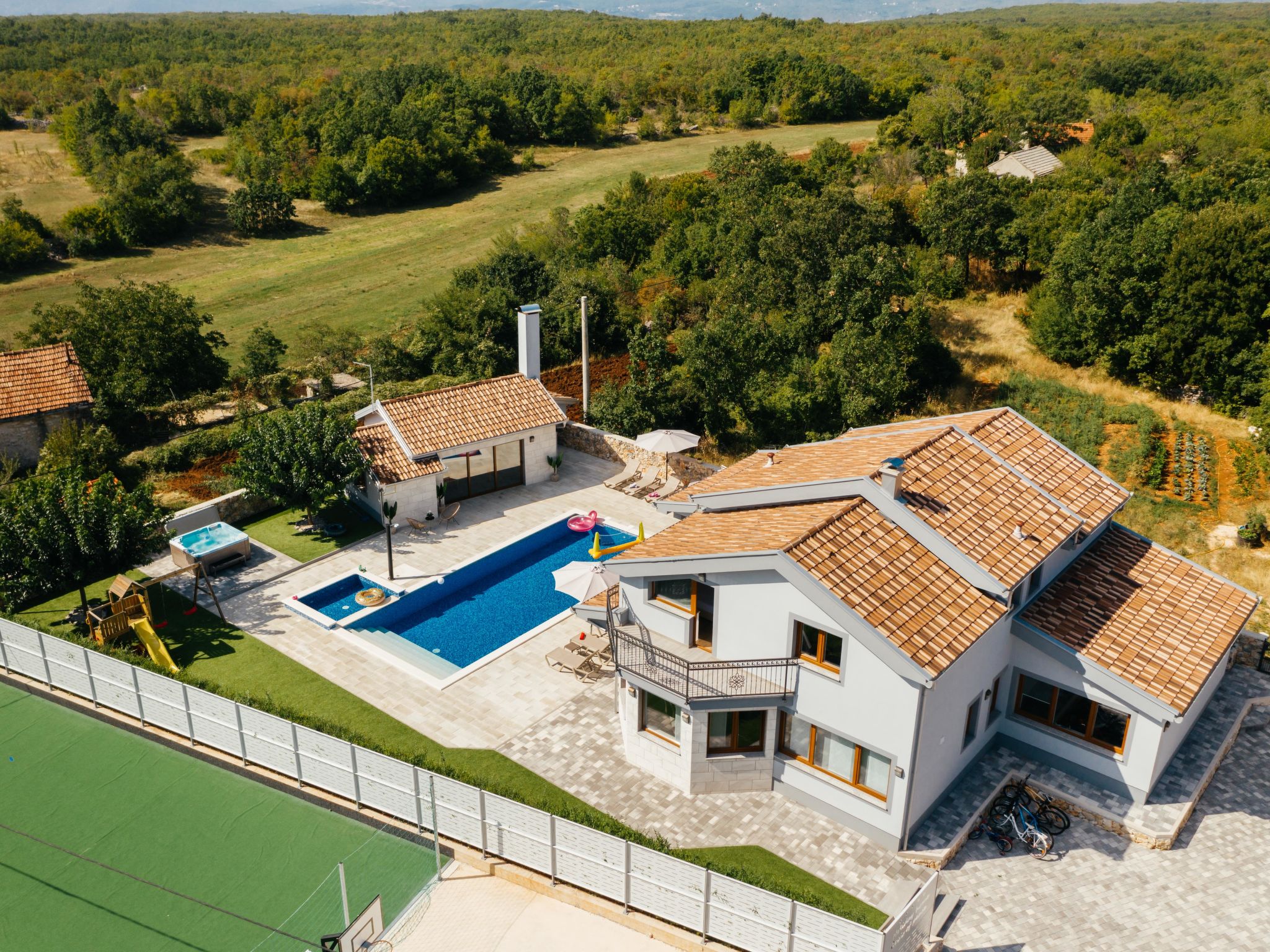 Foto 5 - Casa de 5 habitaciones en Proložac con piscina privada y jardín