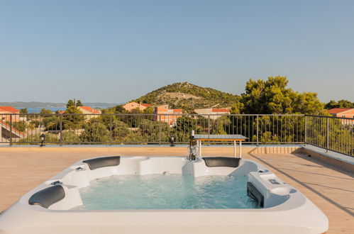 Foto 34 - Casa con 6 camere da letto a Pakoštane con piscina privata e giardino