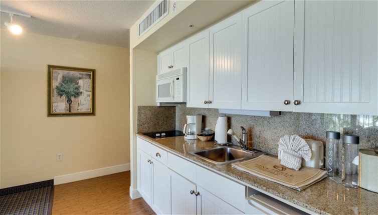 Photo 1 - Apartment in Fort Myers Beach with swimming pool and sea view