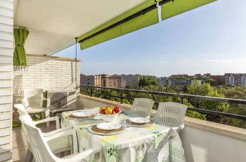 Photo 2 - 2 bedroom Apartment in Salou with swimming pool and garden