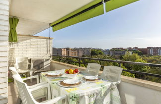 Photo 2 - 2 bedroom Apartment in Salou with swimming pool and garden