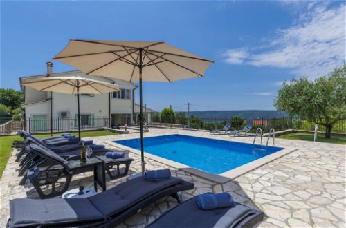 Foto 2 - Casa con 4 camere da letto a Raša con piscina privata e vista mare