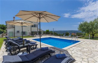 Foto 2 - Casa de 4 habitaciones en Raša con piscina privada y vistas al mar