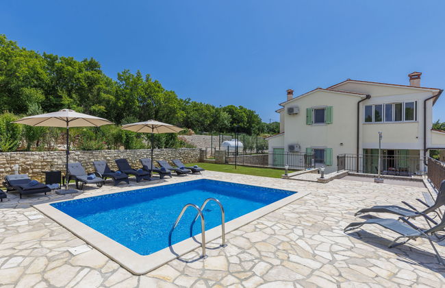 Casa de 5 quartos em Raša com piscina privada e terraço - Foto 1