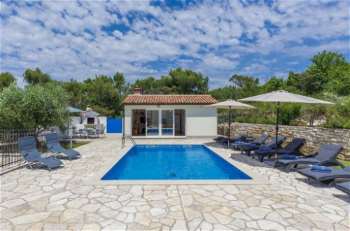 Foto 5 - Casa de 4 habitaciones en Raša con piscina privada y vistas al mar