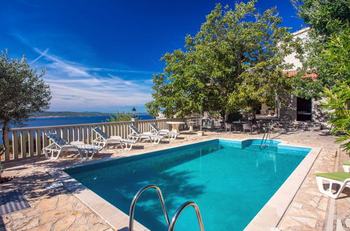 Photo 1 - Maison de 6 chambres à Dugi Rat avec piscine privée et vues à la mer