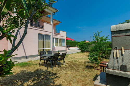 Foto 8 - Casa con 4 camere da letto a Sveta Nedelja con piscina privata e vista mare