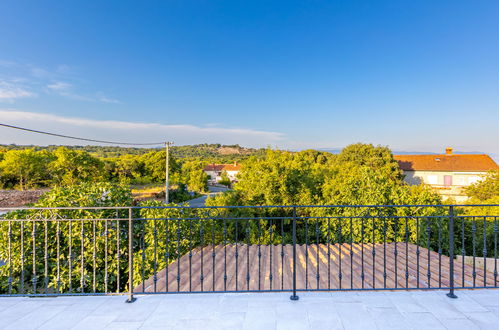 Foto 22 - Casa de 3 quartos em Vrbnik com piscina privada e terraço