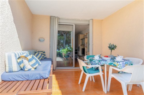 Foto 17 - Apartment mit 1 Schlafzimmer in Sainte-Maxime mit schwimmbad und blick aufs meer