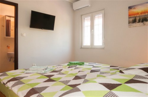 Foto 14 - Appartamento con 3 camere da letto a Rab