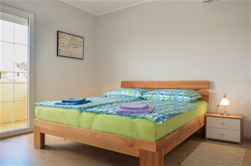 Foto 6 - Appartamento con 3 camere da letto a Rab