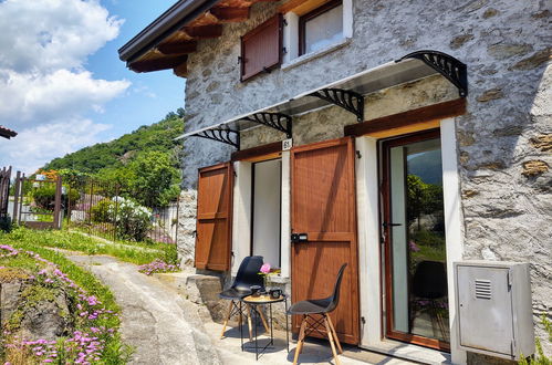 Photo 1 - Maison de 1 chambre à Dervio avec jardin et vues sur la montagne