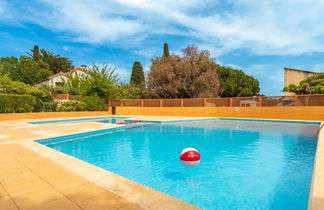 Foto 1 - Apartamento de 1 quarto em Le Lavandou com piscina e jardim