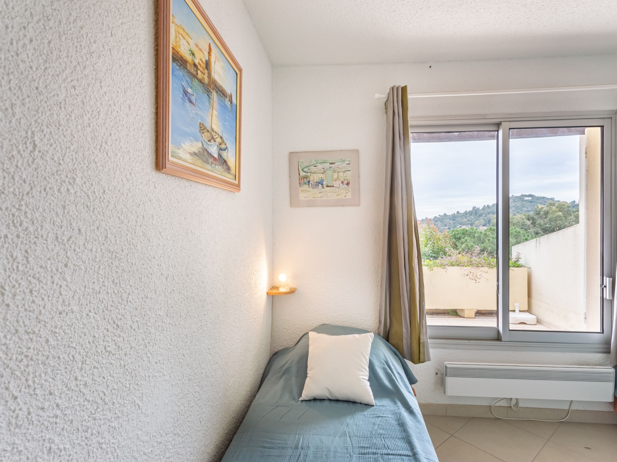 Photo 15 - 1 bedroom Apartment in Le Lavandou with swimming pool and garden