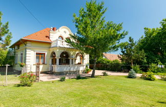 Foto 2 - Apartamento de 1 quarto em Balatonőszöd com jardim e vista para a montanha