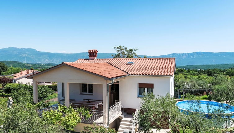 Photo 1 - Maison de 2 chambres à Pićan avec piscine privée et jardin