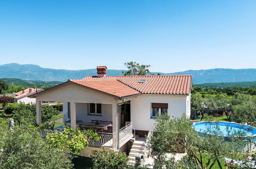 Photo 1 - Maison de 2 chambres à Pićan avec piscine privée et jardin