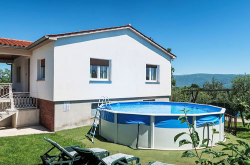 Photo 2 - Maison de 2 chambres à Pićan avec piscine privée et jardin