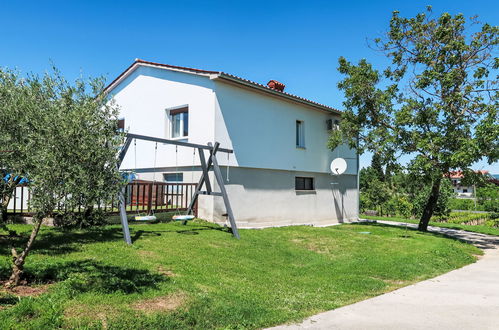 Foto 20 - Casa de 2 quartos em Pićan com piscina privada e jardim