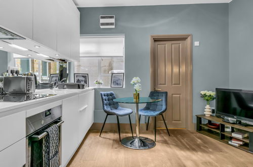 Foto 3 - Apartamento de 2 quartos em Londres