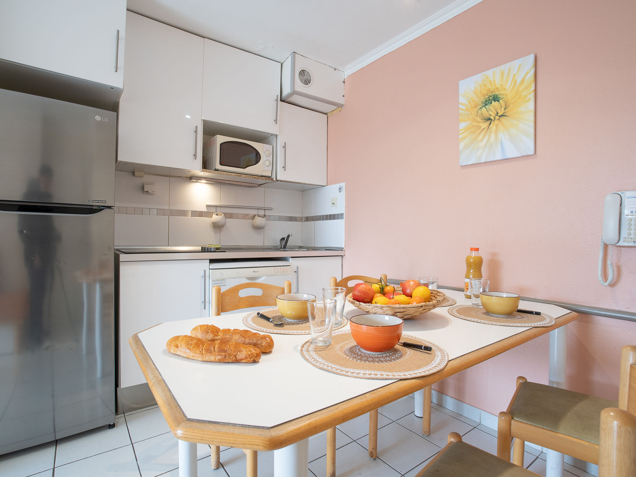 Photo 10 - 1 bedroom Apartment in Saint-Raphaël with swimming pool and garden