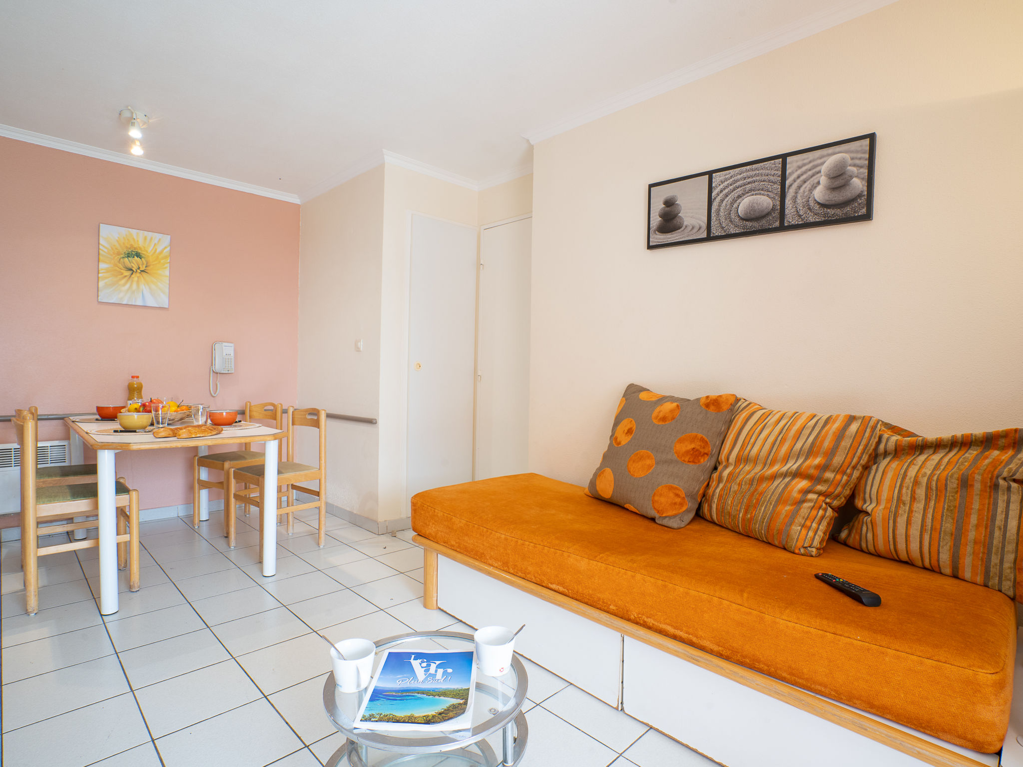 Photo 8 - 1 bedroom Apartment in Saint-Raphaël with swimming pool and garden