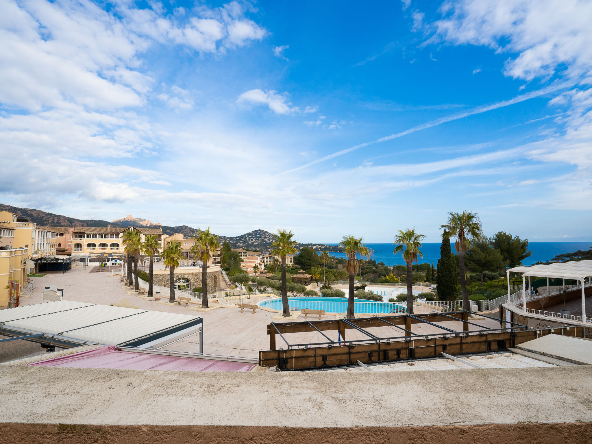 Foto 16 - Apartamento de 2 quartos em Saint-Raphaël com piscina e vistas do mar