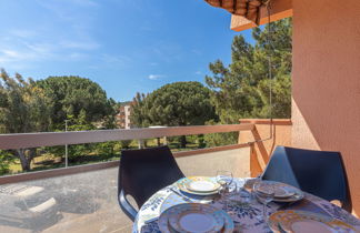 Photo 2 - 2 bedroom Apartment in Bormes-les-Mimosas with garden and terrace