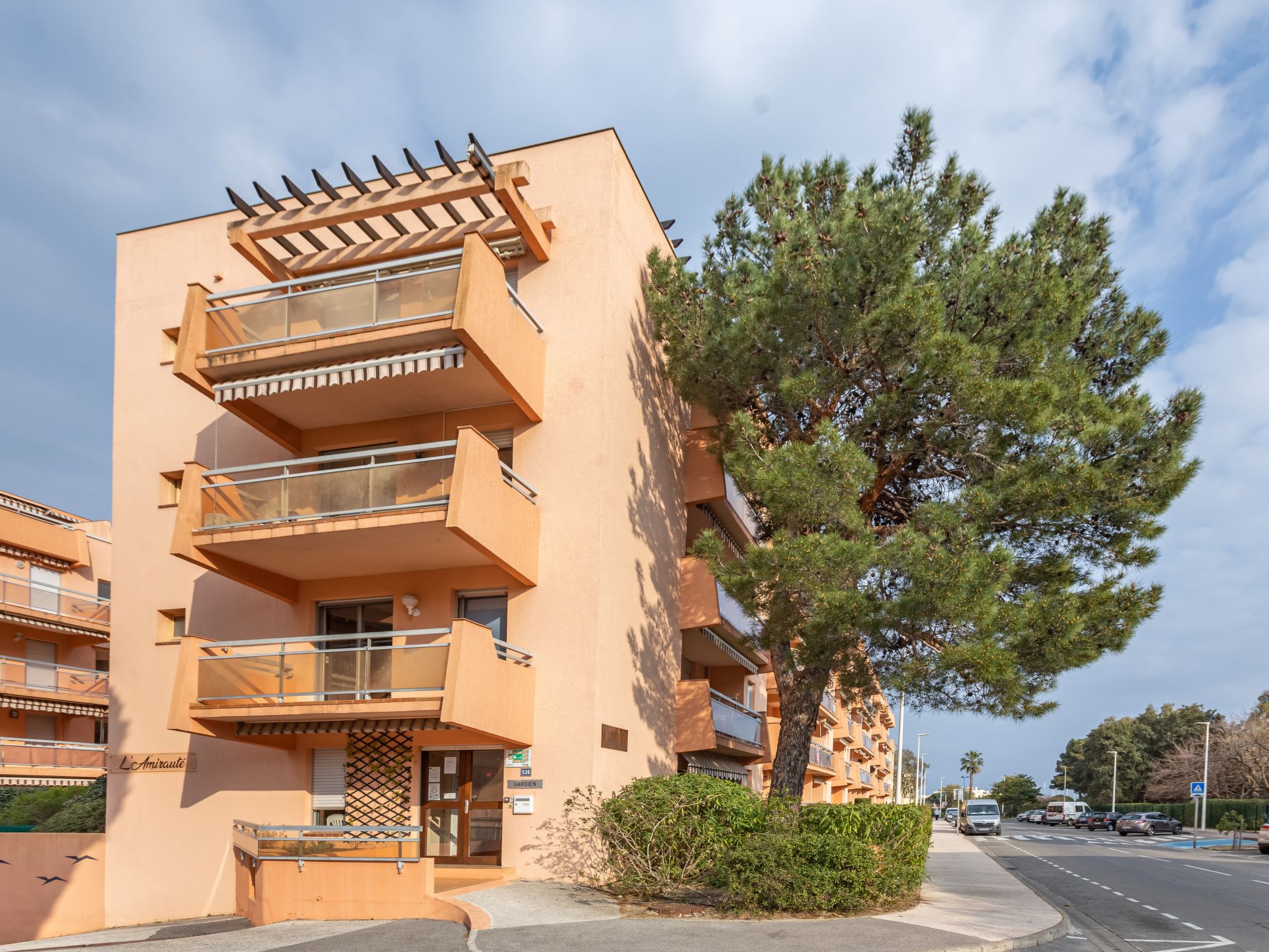 Photo 20 - 2 bedroom Apartment in Bormes-les-Mimosas with garden and sea view