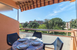 Photo 1 - 2 bedroom Apartment in Bormes-les-Mimosas with garden and terrace