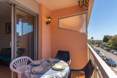 Photo 15 - 2 bedroom Apartment in Bormes-les-Mimosas with garden and sea view