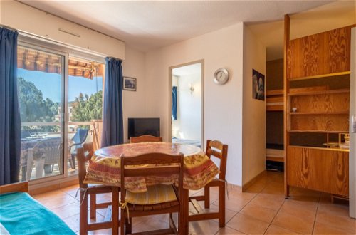 Photo 4 - 2 bedroom Apartment in Bormes-les-Mimosas with garden and sea view