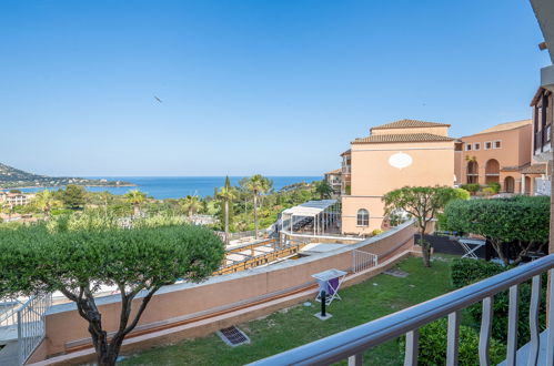 Foto 18 - Apartment mit 1 Schlafzimmer in Saint-Raphaël mit schwimmbad und blick aufs meer