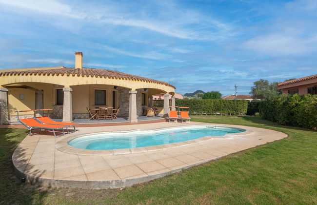Casa de 4 quartos em Muravera com piscina privada e jardim - Foto 1