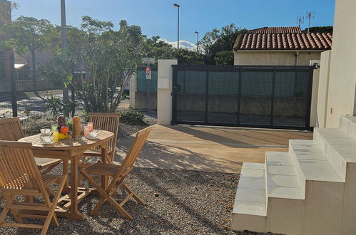 Photo 19 - Maison de 2 chambres à Sainte-Marie-la-Mer avec terrasse et vues à la mer