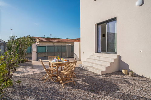 Photo 1 - Maison de 2 chambres à Sainte-Marie-la-Mer avec terrasse et vues à la mer