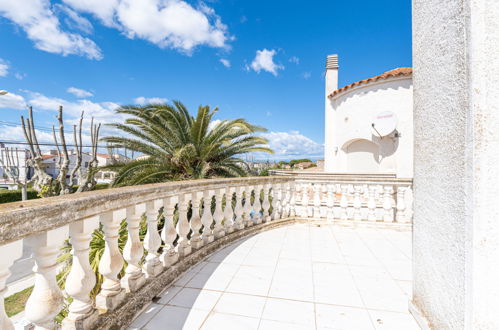 Foto 23 - Casa de 3 habitaciones en Castelló d'Empúries con terraza y vistas al mar